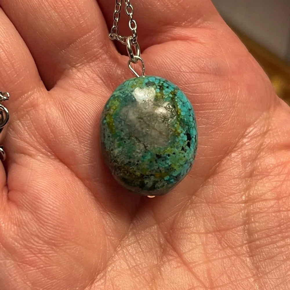 Stabilized genuine turquoise pendant and silver tone chain - Picture 4 of 8